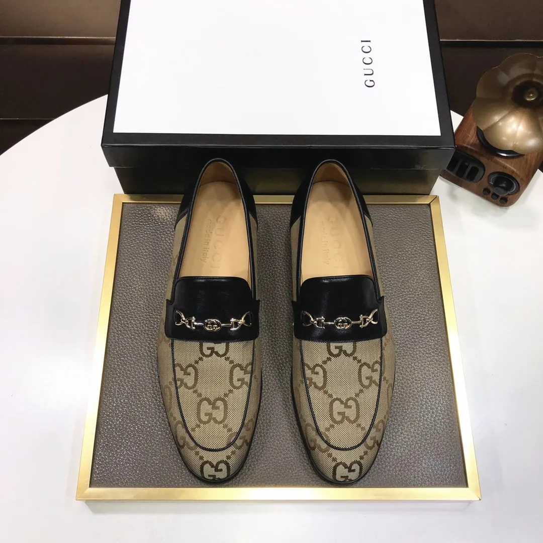 Factory batch 500💰Italy’s top luxury men’s shoe giant (GUCCI) (Gucci) (full cowhide lining) new arrival🍃Original European style🔰 Pleasant to the eye😍In order to make the shoes more durable and non-deformable🌀The production continues to follow traditional methods but there is still no lack of innovation💪The original sheepskin is selected for the leather♻️Smooth, natural and extra bright⭐Made of imported cowhide The rich man’s first choice 38-45 (45 customized)